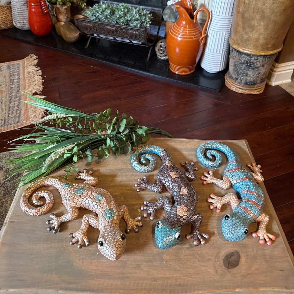Set of 3 Gecko Wall, Patio, Garden Decor Figurines. Blue one has a missing toe.